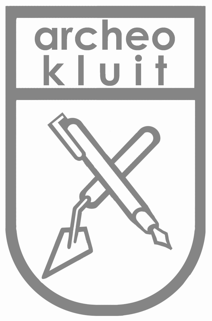 Logo van Archeokluit. Een wapenschild met ronde onderzijde. Bovenin staat 'archeo kluit' over twee regels. Eronder staan een gestileerde troffel en vulpen gekruist.