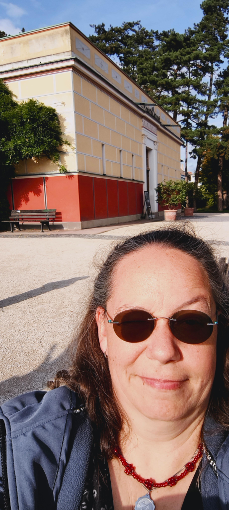 Selfie van Janneke voor een replica van een Romeins gebouw.