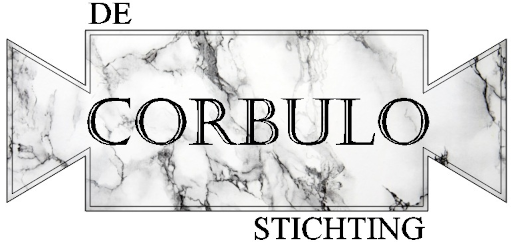 Logo Corbulo Stichting alsof uitgebeiteld uit marmer. Boven de marmeren plaquette staat 'De', op de plaquette zelf 'CORBULO' en onder de plaquette 'stichting'